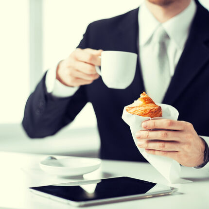 Top 5 Snacks to Eat at Work to Stay Focused and Healthy